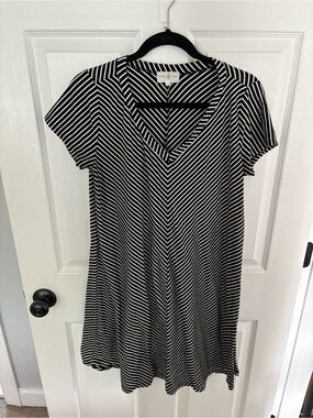 Striped V-Neck Short Sleeve Mini Dress - Black & White